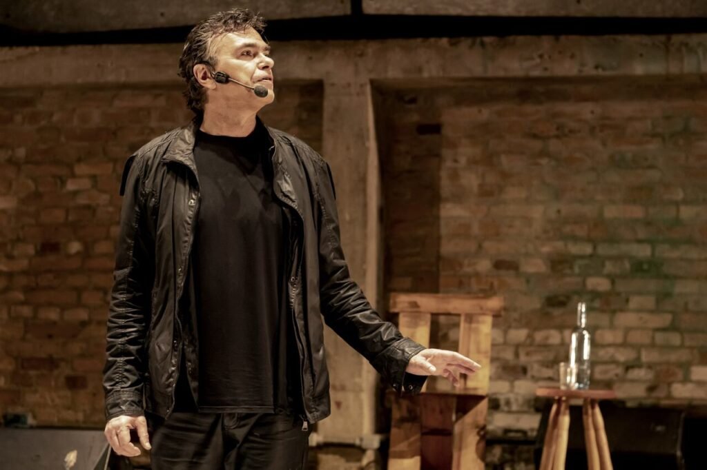 Teatro Oficina(SP) chega ao Sesc Palladium com Paranóia, quase-solo de Marcelo Drummond