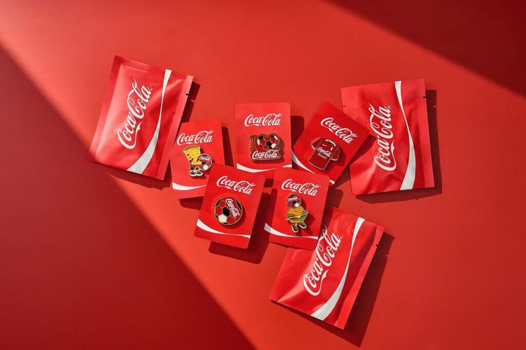 pins-colecionaveis_KOF_maio26_Easy-Resize.com_-1024x682 Coca-Cola FEMSA Brasil distribui pins colecionáveis para engajar consumidores durante o maior evento de futebol do mundo