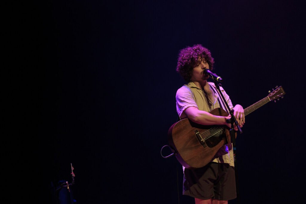 Cine Theatro Brasil convida Orquestra Opus e Chico Chico para noite especial no Cine Theatro Brasil