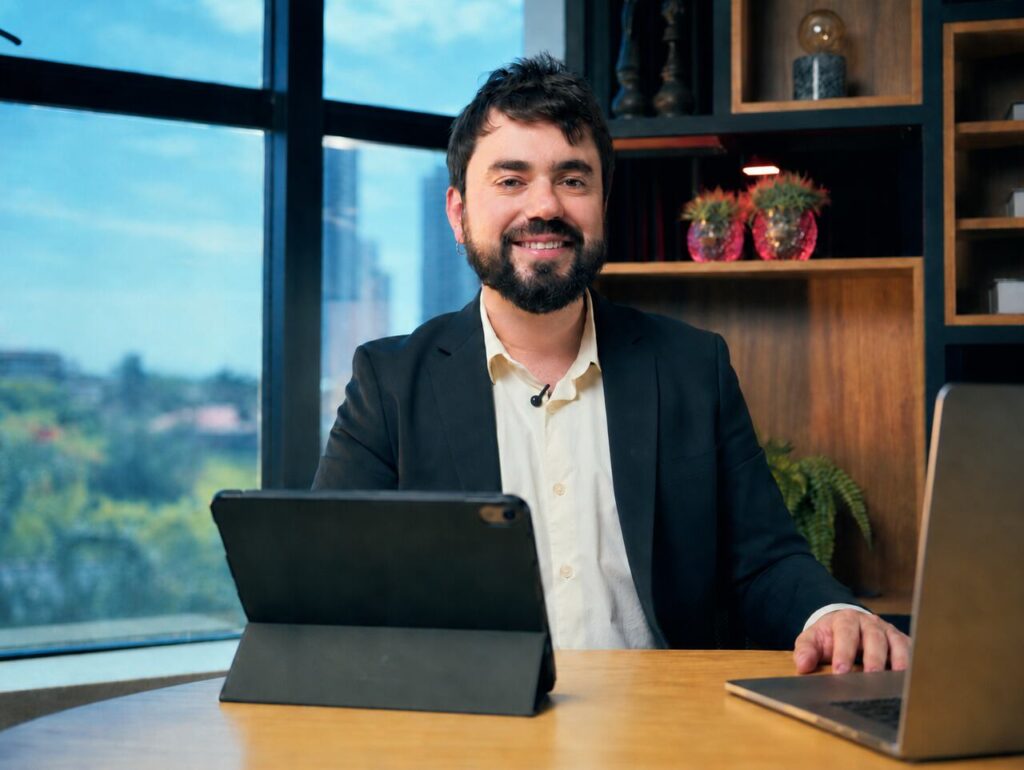 Matheus-Mundim-e-economista-mestre-em-Administracao-com-foco-em-Marketing-e-Vendas-fundador-e-gerente-PEG-da-V4-Mundim-Co_Easy-Resize.com_-1024x770 88% das empresas já usam IA, mas apenas 6% conseguem gerar valor real com a tecnologia