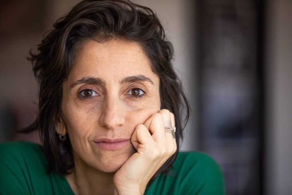 Neste sábado (27): Camila Nicácio lança “Nas dobras da estória”, romance que reflete sobre os limites entre realidade e invenção