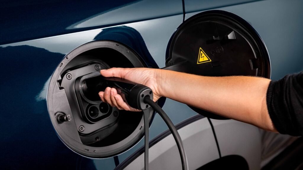 Cinco dicas para quem vai pegar estrada com carro elétrico nas férias de julho