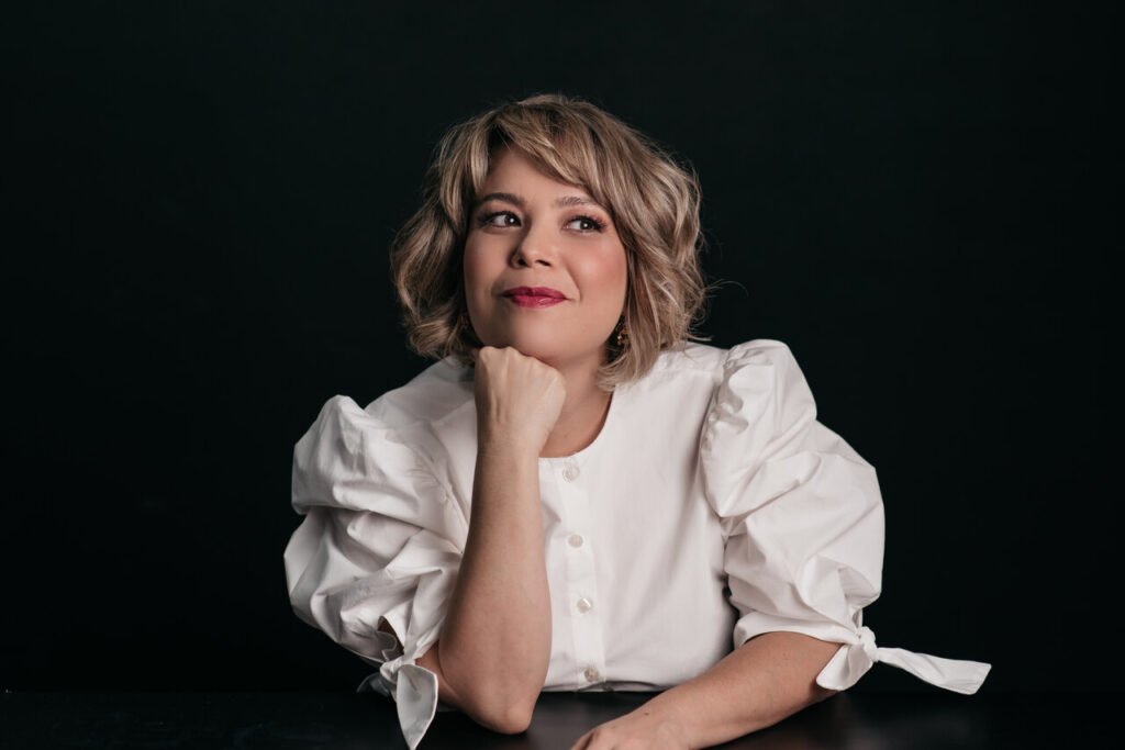 Maria Flávia Bastos lança livro sobre pensamento crítico e liderança em Belo Horizonte