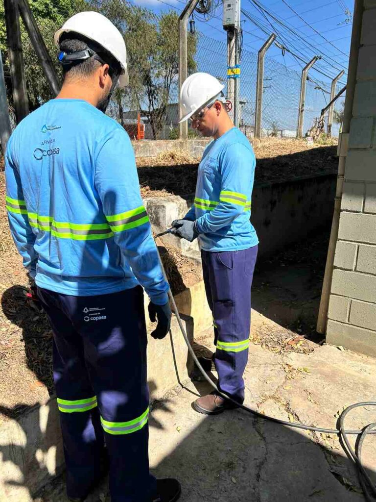 Colaboradores-da-Aguas-Integradas-instalam-equipamentos-para-medir-a-pressao-da-agua-em-parte-dos-imoveis-de-Contagem-Divulgacao-2_Easy-Resize.com_-768x1024 Copasa inicia implantação de projetos de redução de perdas de água em Betim e Contagem