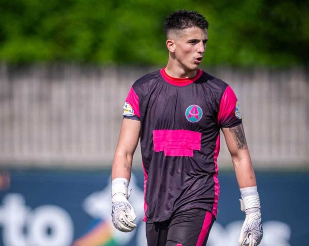 Formado no futebol mineiro, goleiro estreia como profissional aos 18 anos
