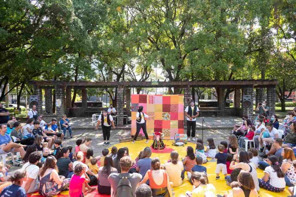 Cine Theatro Brasil realiza mais uma edição do Criançarte na Praça Floriano Peixoto, com programação gratuita de teatro, música e brincadeiras 