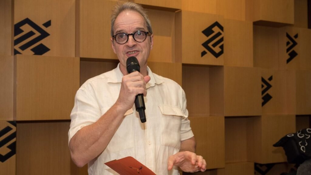 Visita guiada por Marconi Drummond revela os caminhos curatoriais de “Asa de Papel”, no CCBB BH