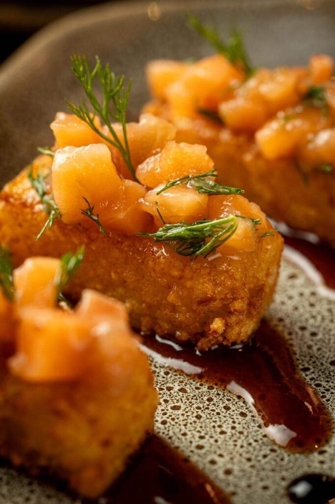 Salmao-gravlax-sobre-dadinhos-de-tapioca_Easy-Resize.com_-682x1024 Restaurante Casa do Sol agora é Casa do Sol Cozinha e Jardim e anuncia ampliação da estrutura