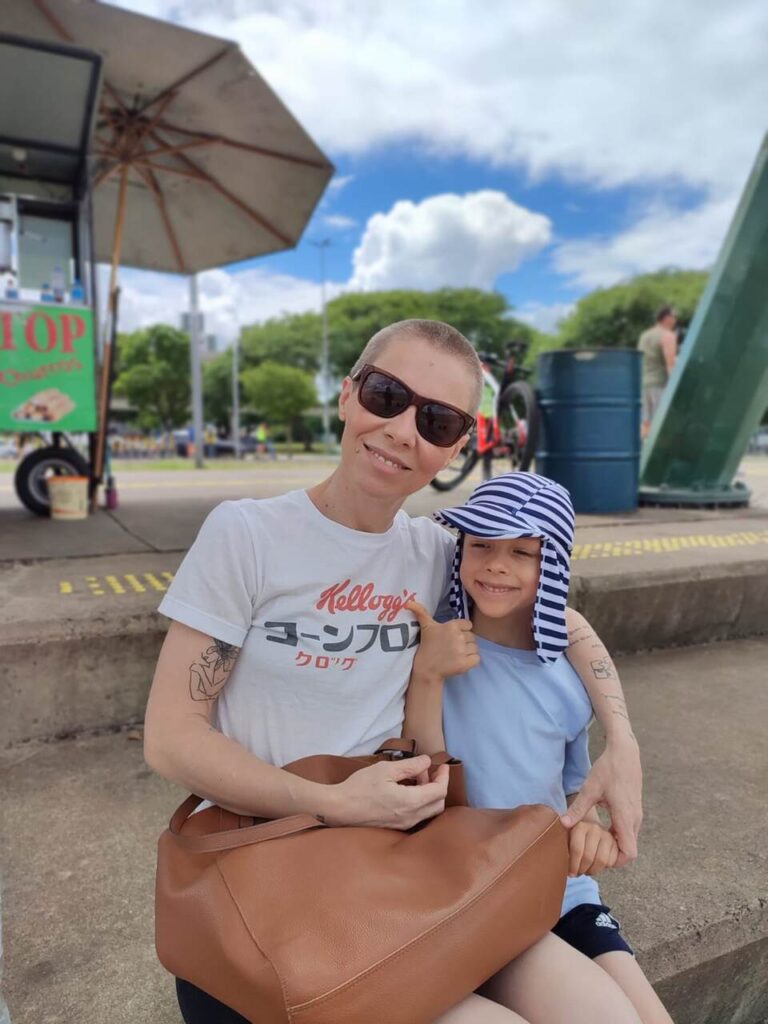 debora-e-o-filho-de-7-anos-benjamin_Easy-Resize.com_-768x1024 Violência, fugas e afogamentos: os riscos que tornam a prevenção ainda mais urgente para crianças autistas