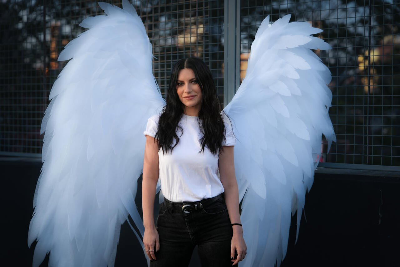 Laura Pausini lança “Siamo Soli Nell’immenso Vuoto Che C’è”