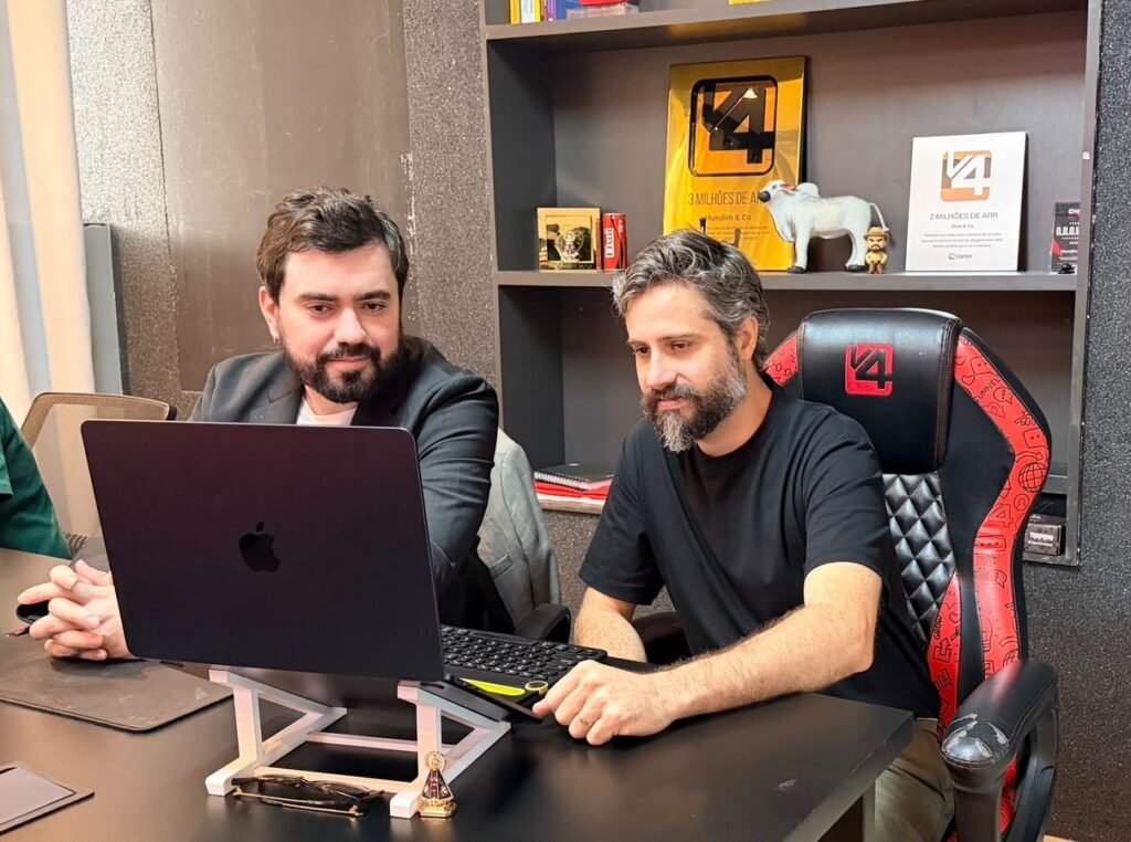 Da-esq.-para-direita-Matheus-Mundim-e-Murilo-de-Oliveira-Divulgacao-1024x762 Black Friday 2026: consumidores antecipam pesquisas e empresas precisam ir além dos descontos