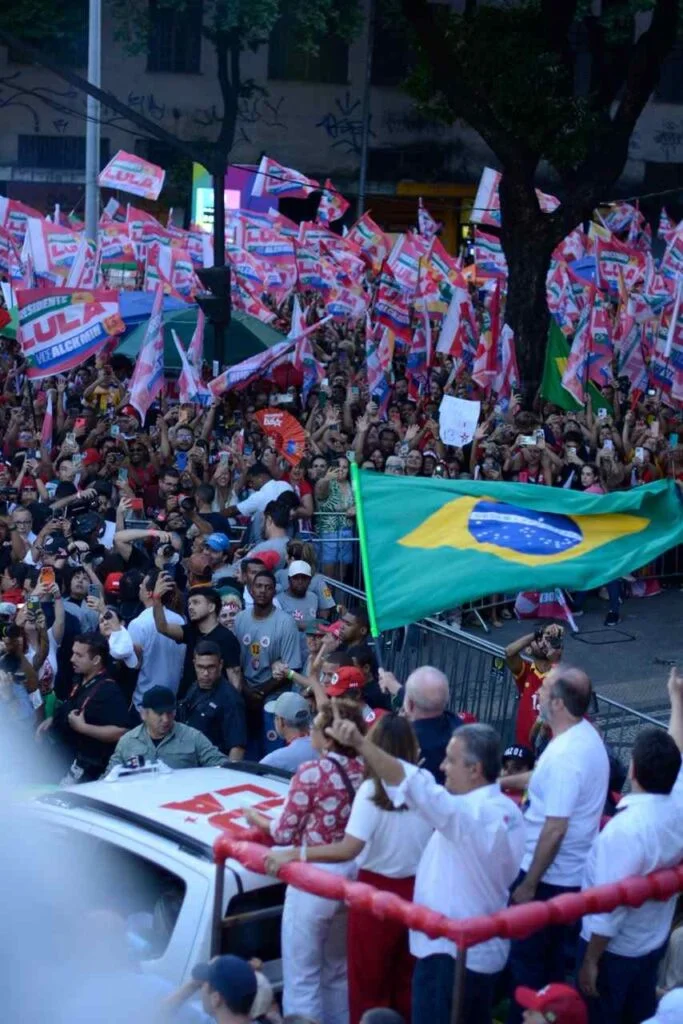 WhatsApp-Image-2026-10-21-at-22.08.39_Easy-Resize.com_-683x1024-1 Lula encerra agenda de campanha em Minas com carreata lotada no Centro de Belo Horizonte