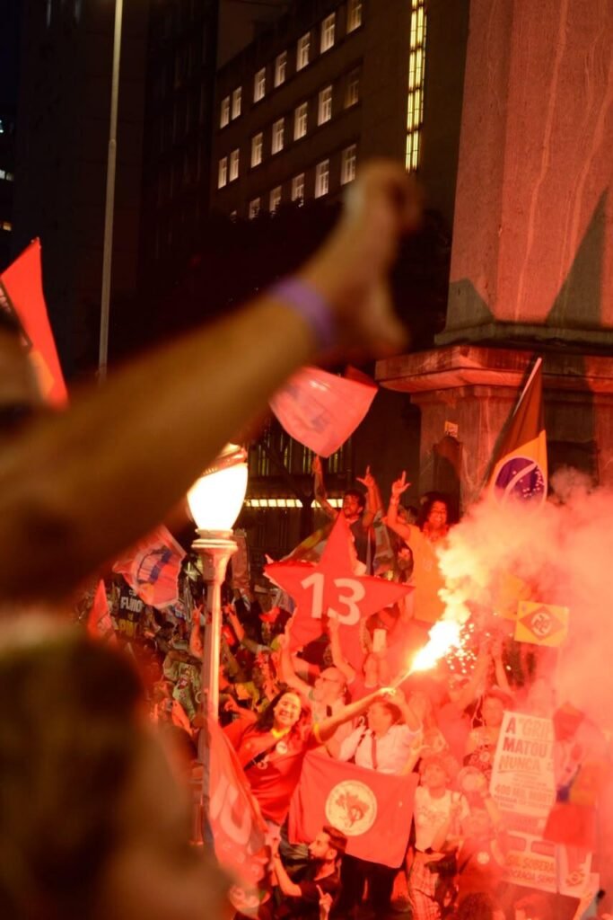 WhatsApp-Image-2026-10-21-at-22.09.15_Easy-Resize.com_-683x1024 Lula encerra agenda de campanha em Minas com carreata lotada no Centro de Belo Horizonte