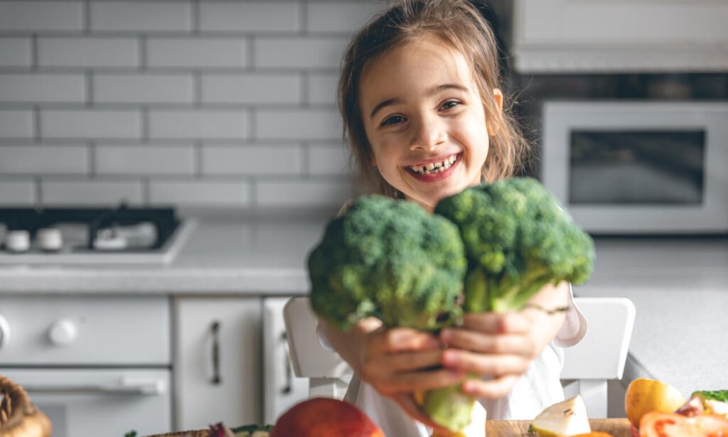 crianca-comida-1024x615 Como construir uma alimentação saudável na infância?