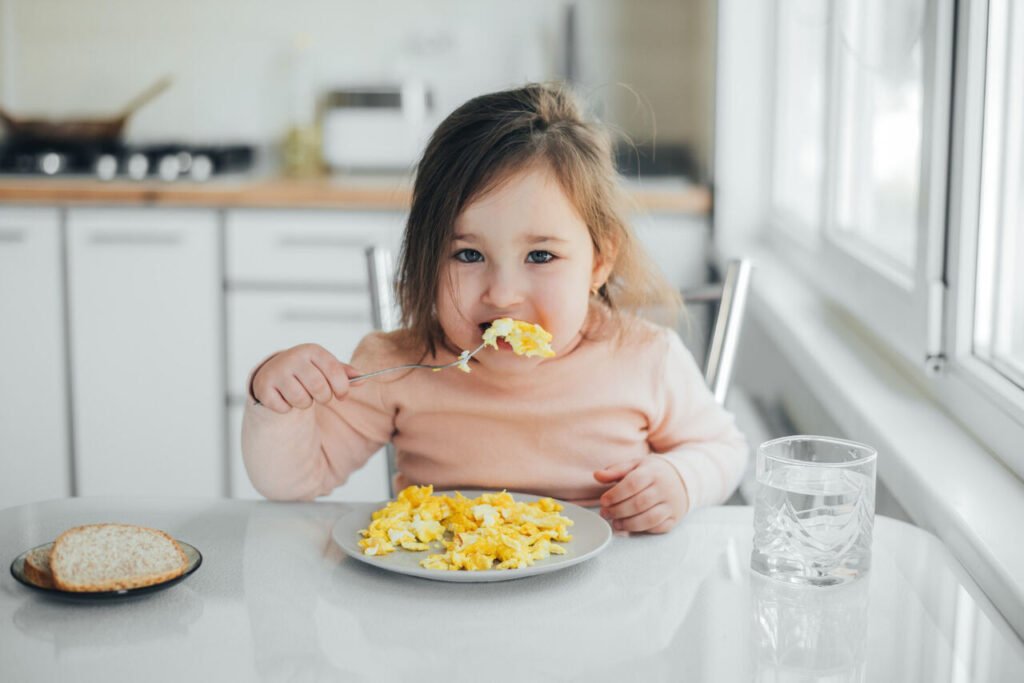 crianca-comida3-1024x683 Como construir uma alimentação saudável na infância?